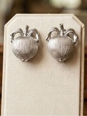 Sarah Coventry Apple Silver Tone Clip On Earrings “Adam’s Delight” 0945
